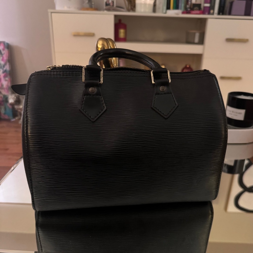 Louis Vuitton Black Epi speedy 25